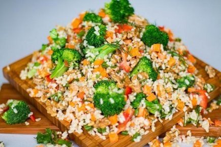 Brown rice, broccoli, Spanish onion, red capsicum, carrots, walnuts, shallots, orange zest, orange juice, vinaigrette, fresh herbs salad - individual